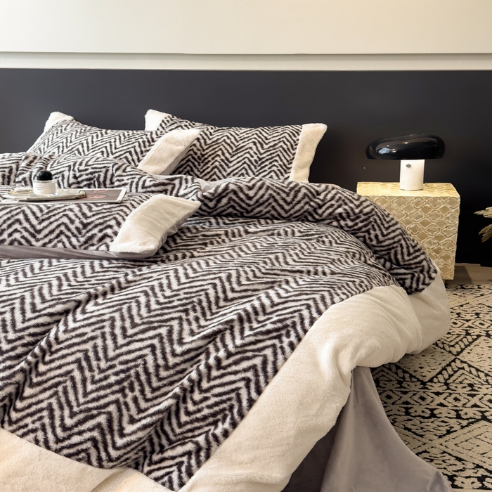 91家纺网 家纺一手货源 找家纺 印季家纺 2025新款羊呢绒兔毛大拼角四件套 拼角-灰色波浪