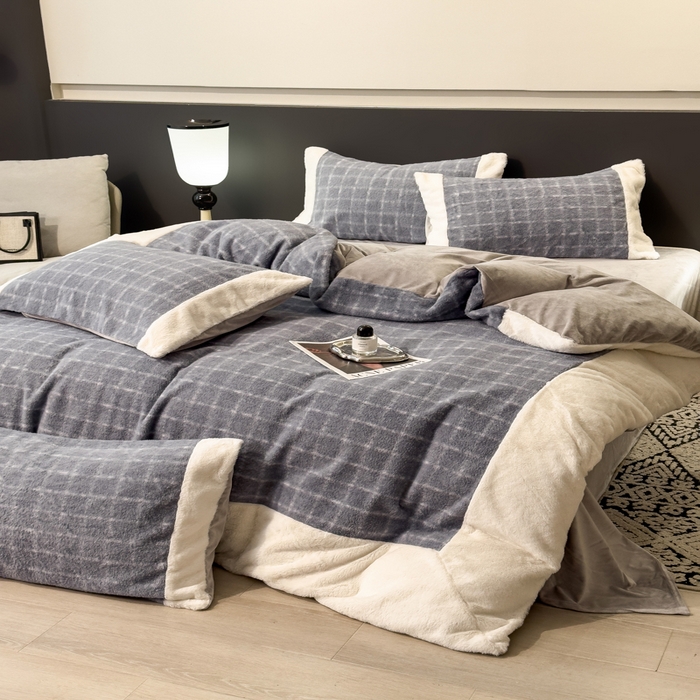 91家纺网 家纺一手货源 找家纺 印季家纺 2025新款羊呢绒兔毛大拼角四件套 拼角-蓝色小格