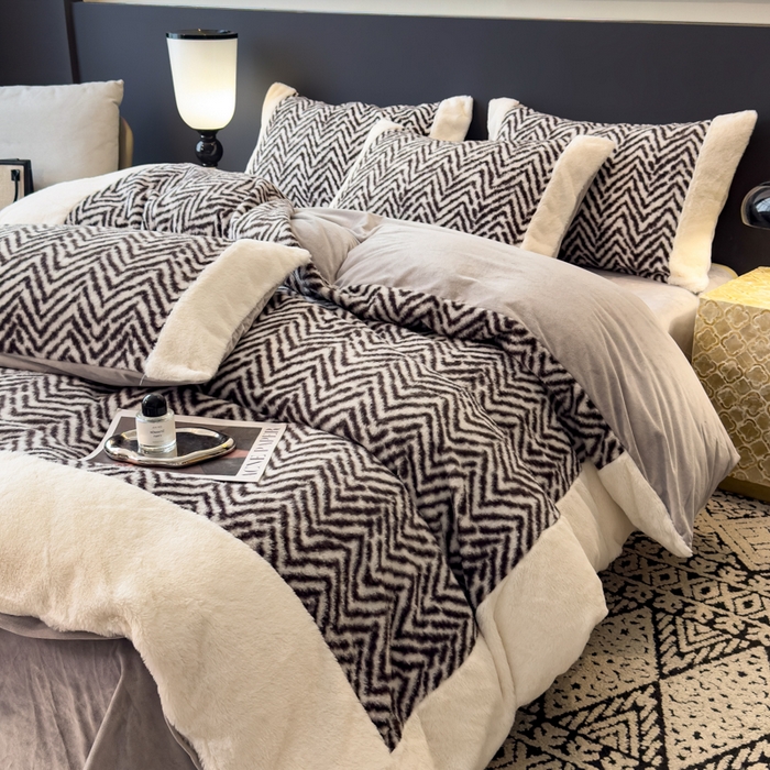 91家纺网 家纺一手货源 找家纺 印季家纺 2025新款羊呢绒兔毛大拼角四件套 拼角-灰色波浪