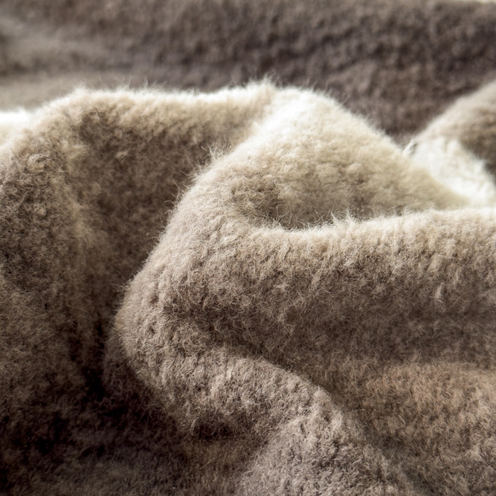 91家纺网 家纺一手货源 找家纺 印季家纺 2025新款羊呢绒兔毛大拼角四件套 拼角-灰色大条纹