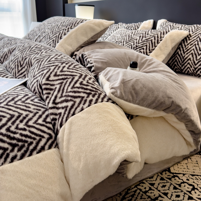 91家纺网 家纺一手货源 找家纺 印季家纺 2025新款羊呢绒兔毛大拼角四件套 拼角-灰色波浪