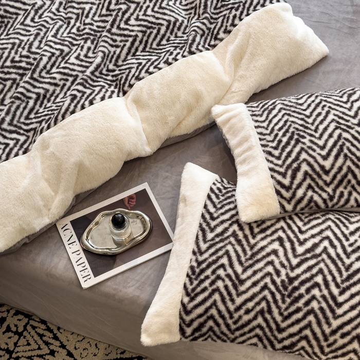 91家纺网 家纺一手货源 找家纺 印季家纺 2025新款羊呢绒兔毛大拼角四件套 拼角-灰色波浪