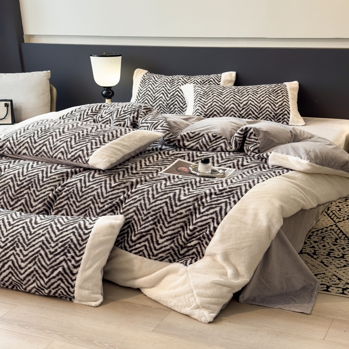 91家纺网 家纺一手货源 找家纺 印季家纺 2025新款羊呢绒兔毛大拼角四件套 拼角-灰色波浪