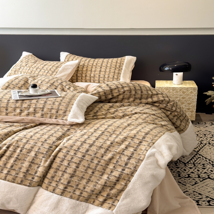 91家纺网 家纺一手货源 找家纺 印季家纺 2025新款羊呢绒兔毛大拼角四件套 拼角-驼色小格