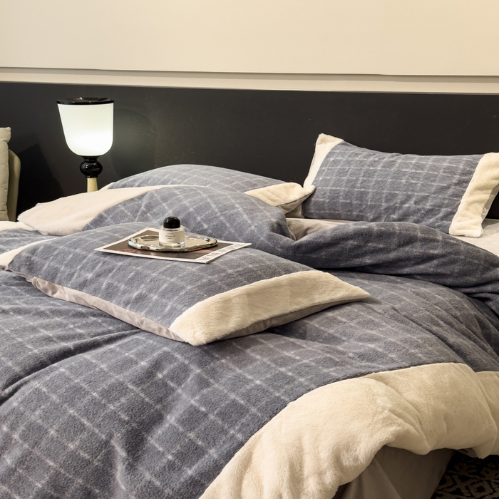 91家纺网 家纺一手货源 找家纺 印季家纺 2025新款羊呢绒兔毛大拼角四件套 拼角-蓝色小格