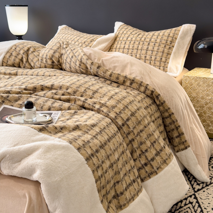 91家纺网 家纺一手货源 找家纺 印季家纺 2025新款羊呢绒兔毛大拼角四件套 拼角-驼色小格