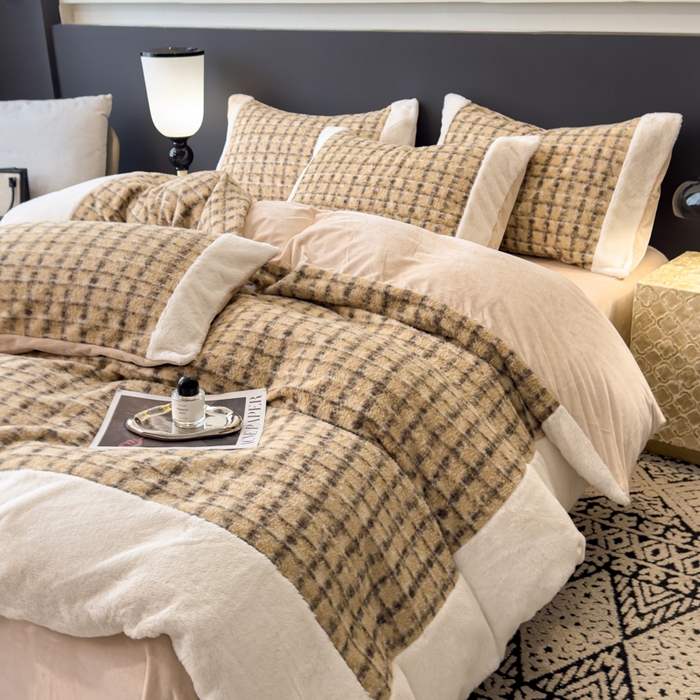 91家纺网 家纺一手货源 找家纺 印季家纺 2025新款羊呢绒兔毛大拼角四件套 拼角-驼色小格