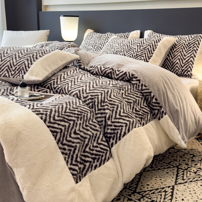 91家纺网 家纺一手货源 找家纺 印季家纺 2025新款羊呢绒兔毛大拼角四件套 拼角-灰色波浪