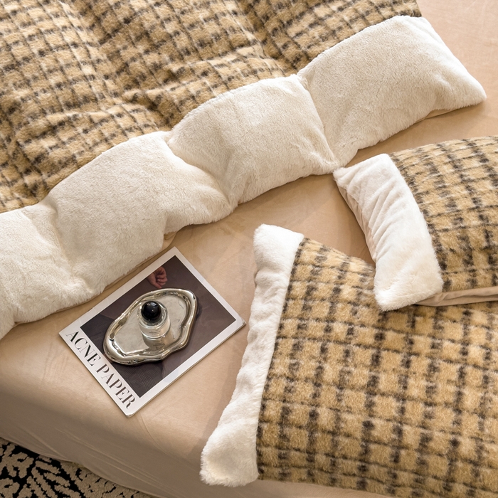 91家纺网 家纺一手货源 找家纺 印季家纺 2025新款羊呢绒兔毛大拼角四件套 拼角-驼色小格