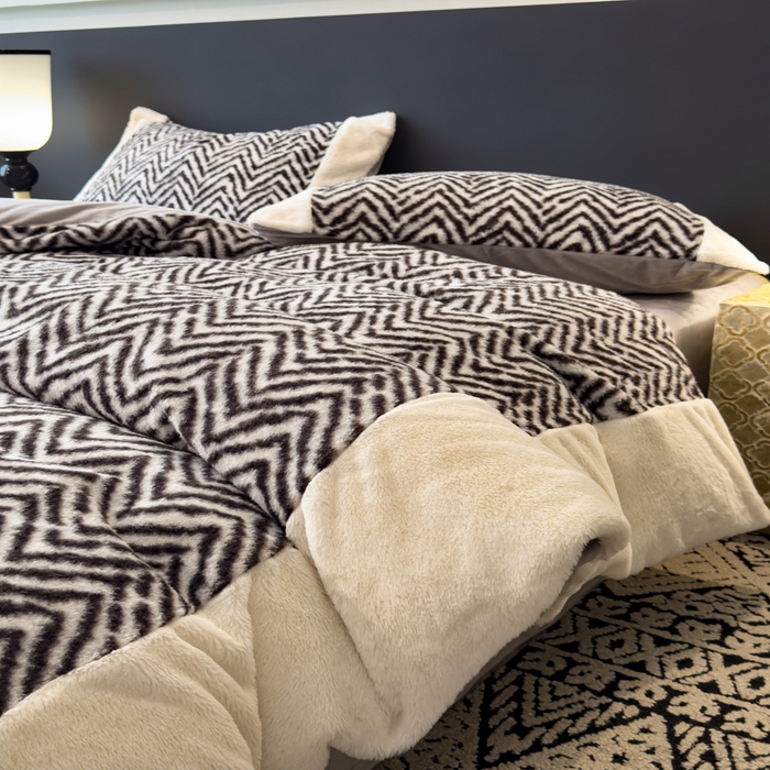 91家纺网 家纺一手货源 找家纺 印季家纺 2025新款羊呢绒兔毛大拼角四件套 拼角-灰色波浪