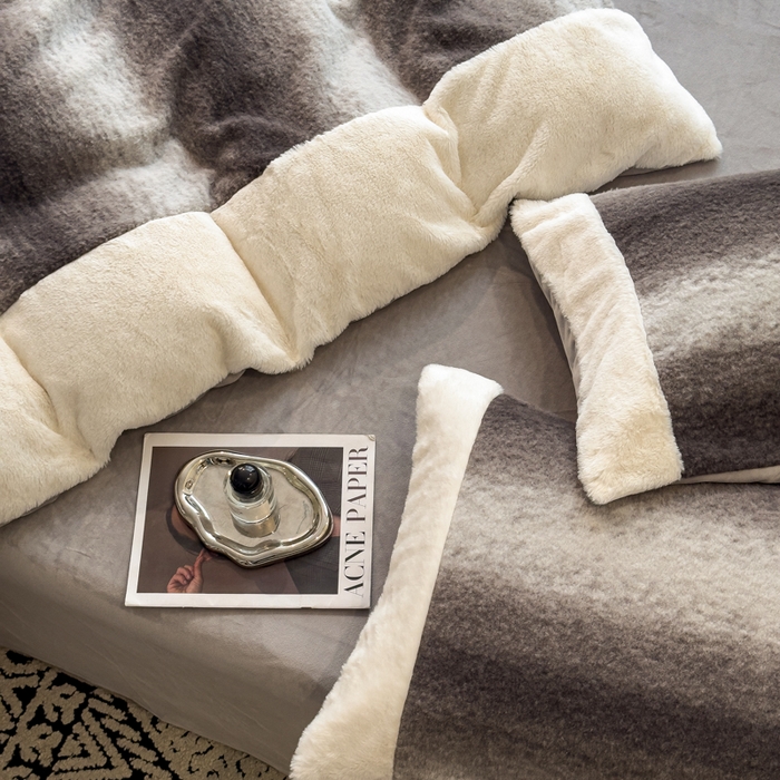 91家纺网 家纺一手货源 找家纺 印季家纺 2025新款羊呢绒兔毛大拼角四件套 拼角-灰色大条纹