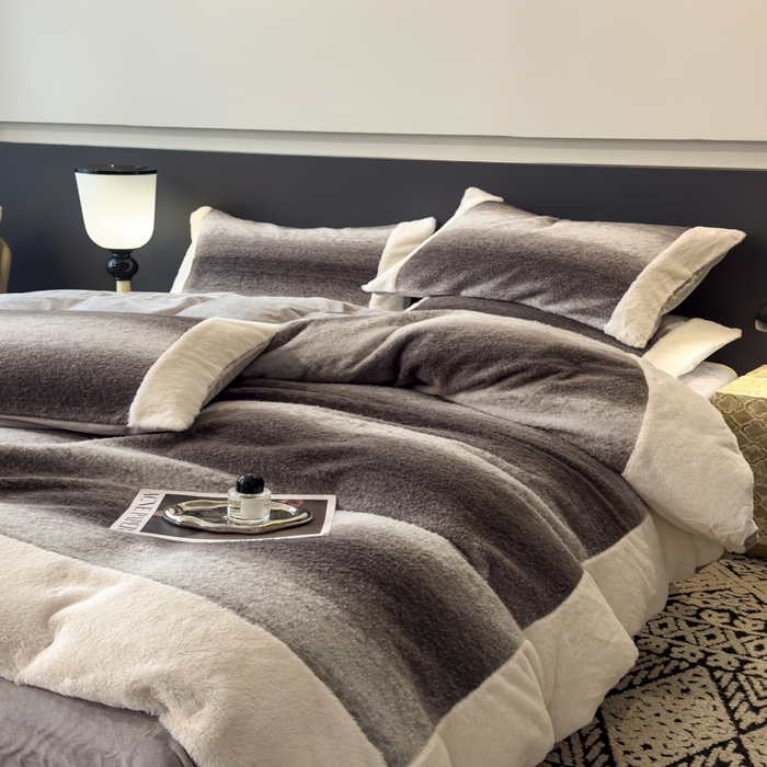 91家纺网 家纺一手货源 找家纺 印季家纺 2025新款羊呢绒兔毛大拼角四件套 拼角-灰色大条纹