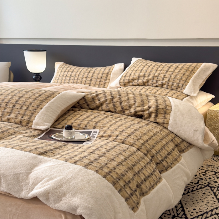 91家纺网 家纺一手货源 找家纺 印季家纺 2025新款羊呢绒兔毛大拼角四件套 拼角-驼色小格