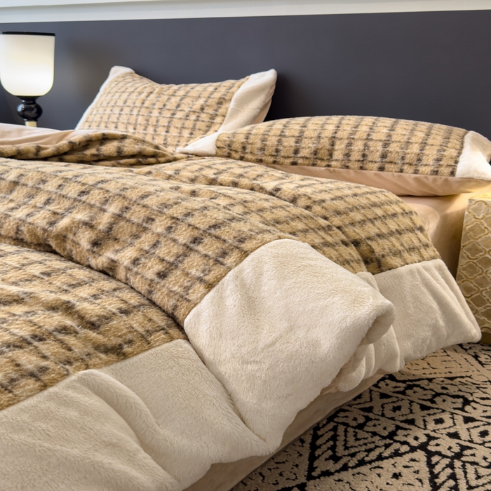 91家纺网 家纺一手货源 找家纺 印季家纺 2025新款羊呢绒兔毛大拼角四件套 拼角-驼色小格