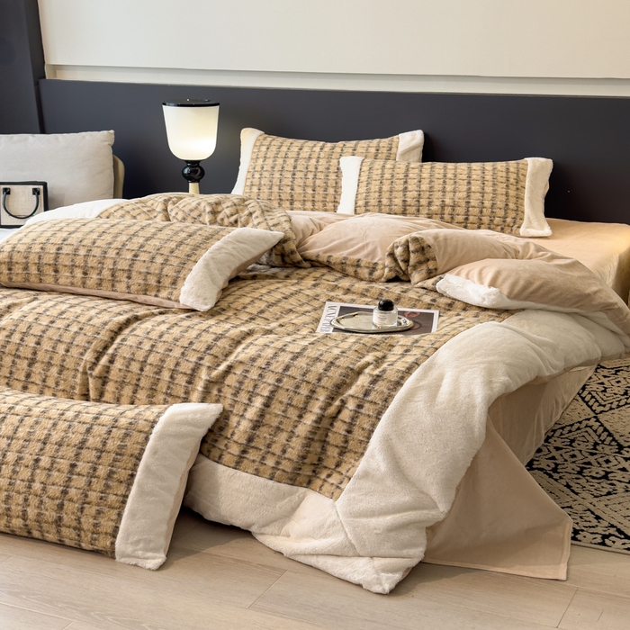 91家纺网 家纺一手货源 找家纺 印季家纺 2025新款羊呢绒兔毛大拼角四件套 拼角-驼色小格