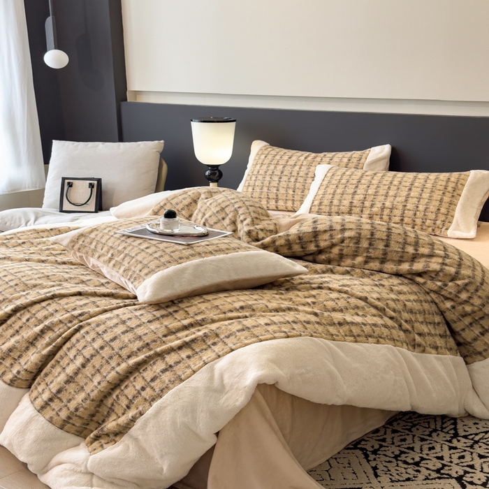 91家纺网 家纺一手货源 找家纺 印季家纺 2025新款羊呢绒兔毛大拼角四件套 拼角-驼色小格