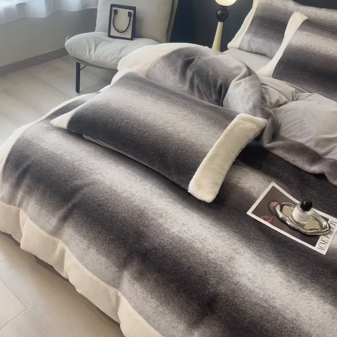 91家纺网 家纺一手货源 找家纺 印季家纺 2025新款羊呢绒兔毛大拼角四件套 拼角-灰色大条纹