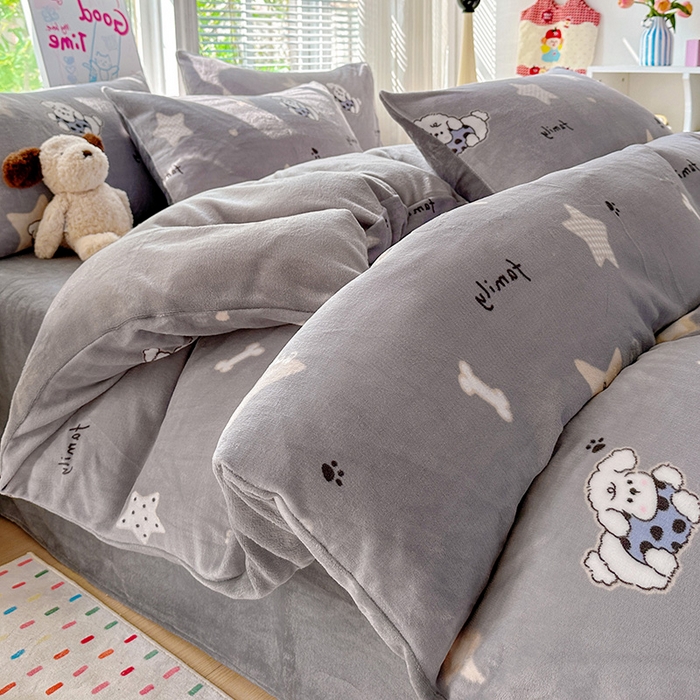 91家纺网 家纺一手货源 找家纺 西引力 2025新款亲肤舒适加厚牛奶绒印花四件套 星际宝贝