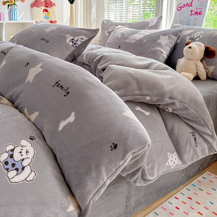 91家纺网 家纺一手货源 找家纺 西引力 2025新款亲肤舒适加厚牛奶绒印花四件套 星际宝贝