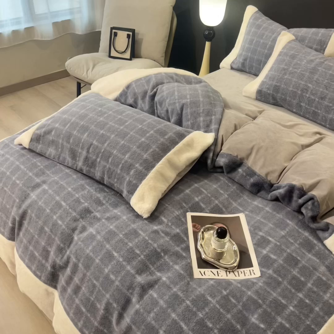 91家纺网 家纺一手货源 找家纺 印季家纺 2025新款羊呢绒兔毛大拼角四件套 拼角-蓝色小格