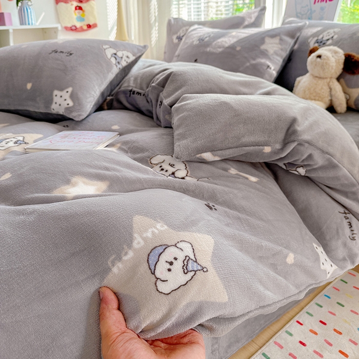 91家纺网 家纺一手货源 找家纺 西引力 2025新款亲肤舒适加厚牛奶绒印花四件套 星际宝贝