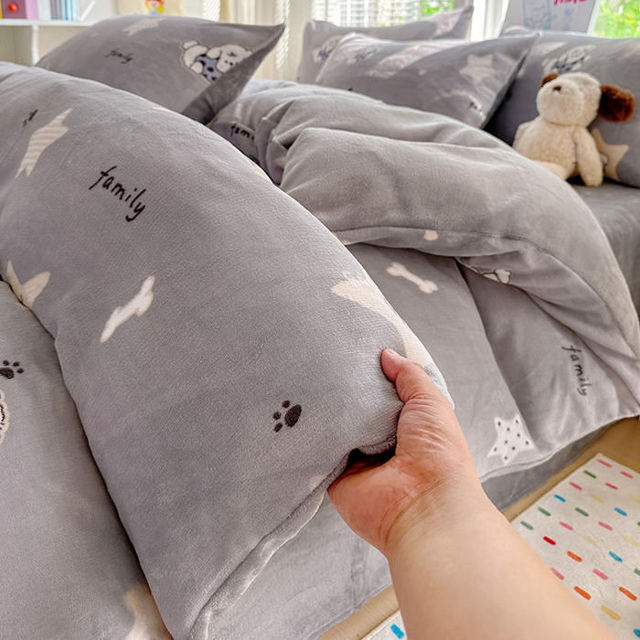 91家纺网 家纺一手货源 找家纺 西引力 2025新款亲肤舒适加厚牛奶绒印花四件套 星际宝贝