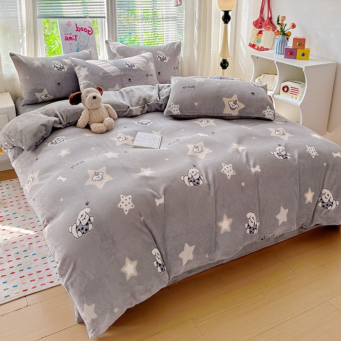 91家纺网 家纺一手货源 找家纺 西引力 2025新款亲肤舒适加厚牛奶绒印花四件套 星际宝贝