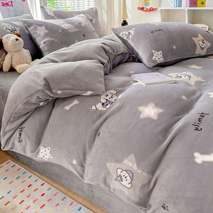 91家纺网 家纺一手货源 找家纺 西引力 2025新款亲肤舒适加厚牛奶绒印花四件套 星际宝贝