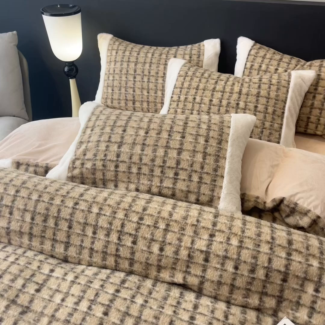 91家纺网 家纺一手货源 找家纺 印季家纺 2025新款羊呢绒兔毛大拼角四件套 拼角-驼色小格