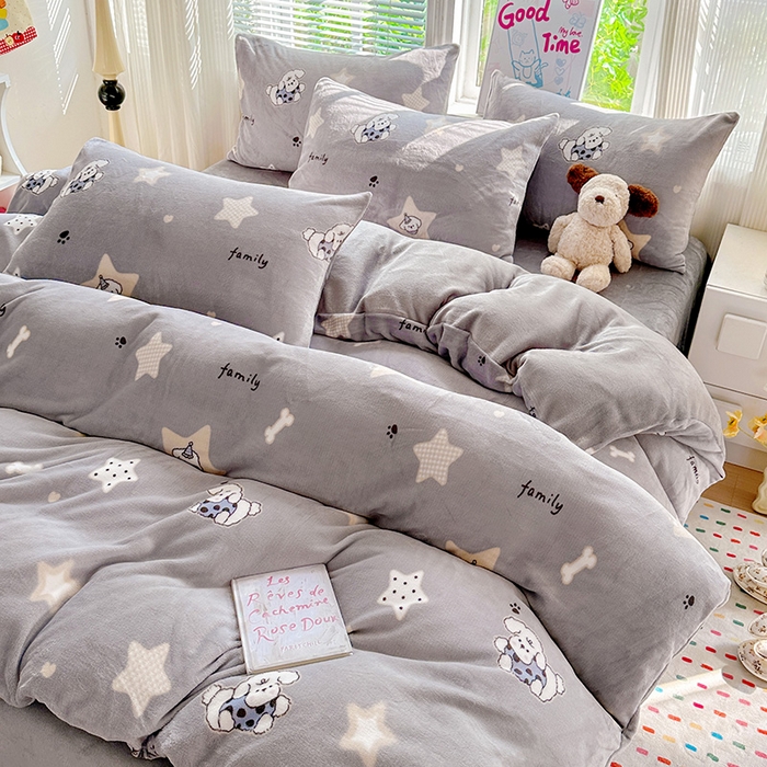 91家纺网 家纺一手货源 找家纺 西引力 2025新款亲肤舒适加厚牛奶绒印花四件套 星际宝贝