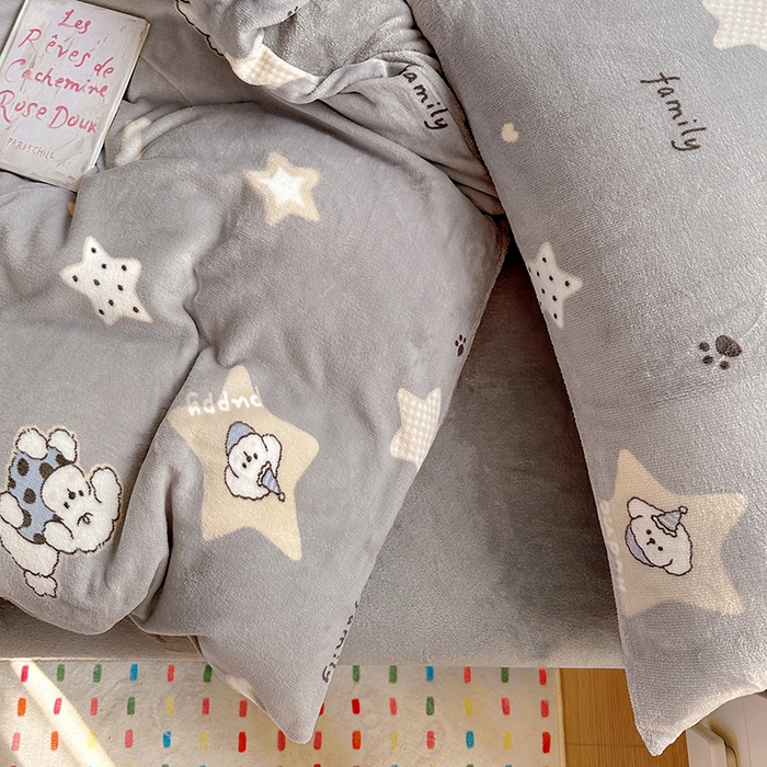 91家纺网 家纺一手货源 找家纺 西引力 2025新款亲肤舒适加厚牛奶绒印花四件套 星际宝贝