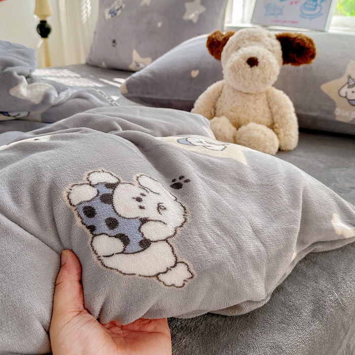 91家纺网 家纺一手货源 找家纺 西引力 2025新款亲肤舒适加厚牛奶绒印花四件套 星际宝贝