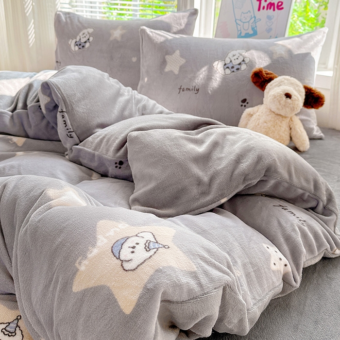 91家纺网 家纺一手货源 找家纺 西引力 2025新款亲肤舒适加厚牛奶绒印花四件套 星际宝贝