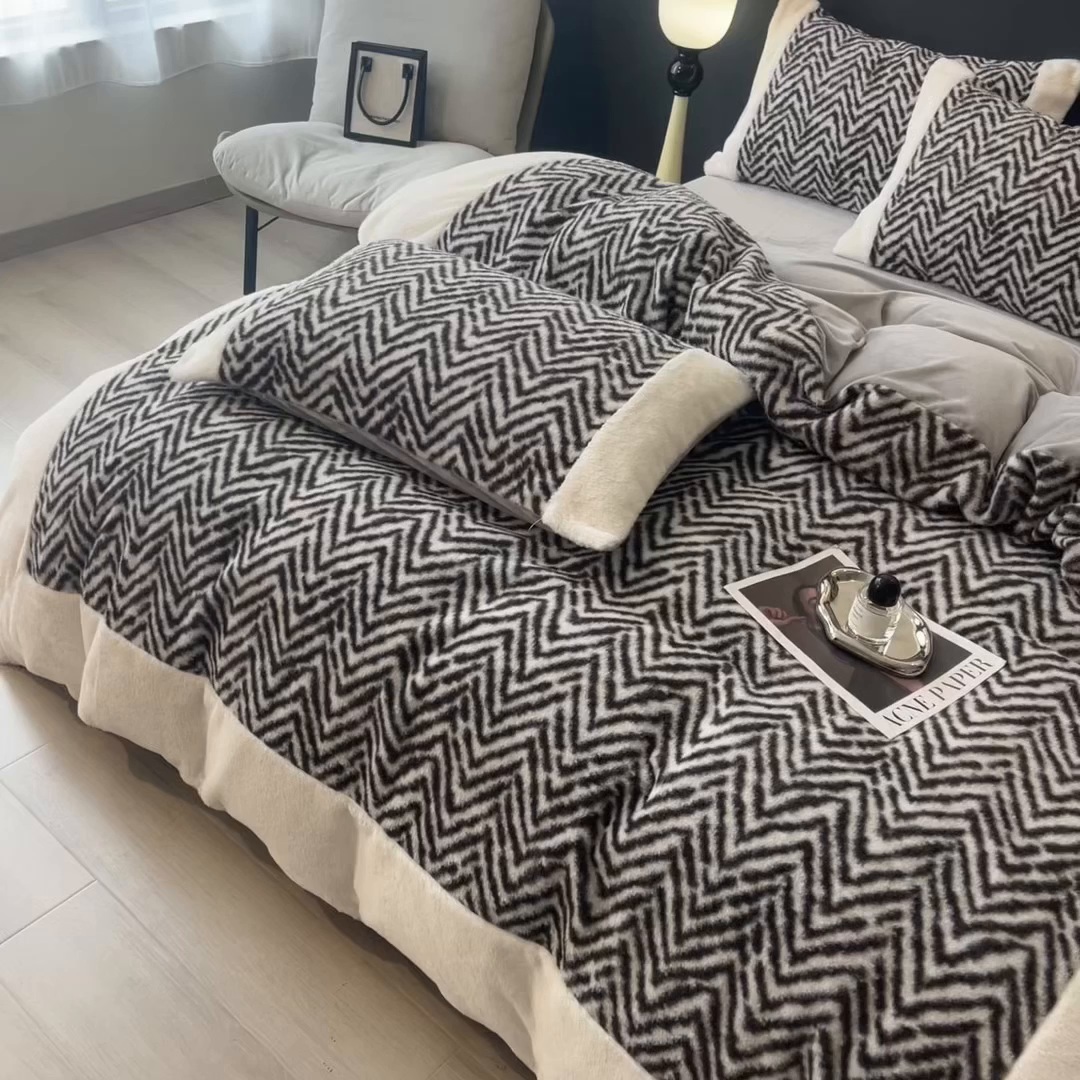 91家纺网 家纺一手货源 找家纺 印季家纺 2025新款羊呢绒兔毛大拼角四件套 拼角-灰色波浪