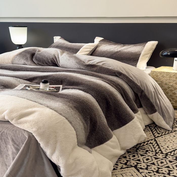 91家纺网 家纺一手货源 找家纺 印季家纺 2025新款羊呢绒兔毛大拼角四件套 拼角-灰色大条纹