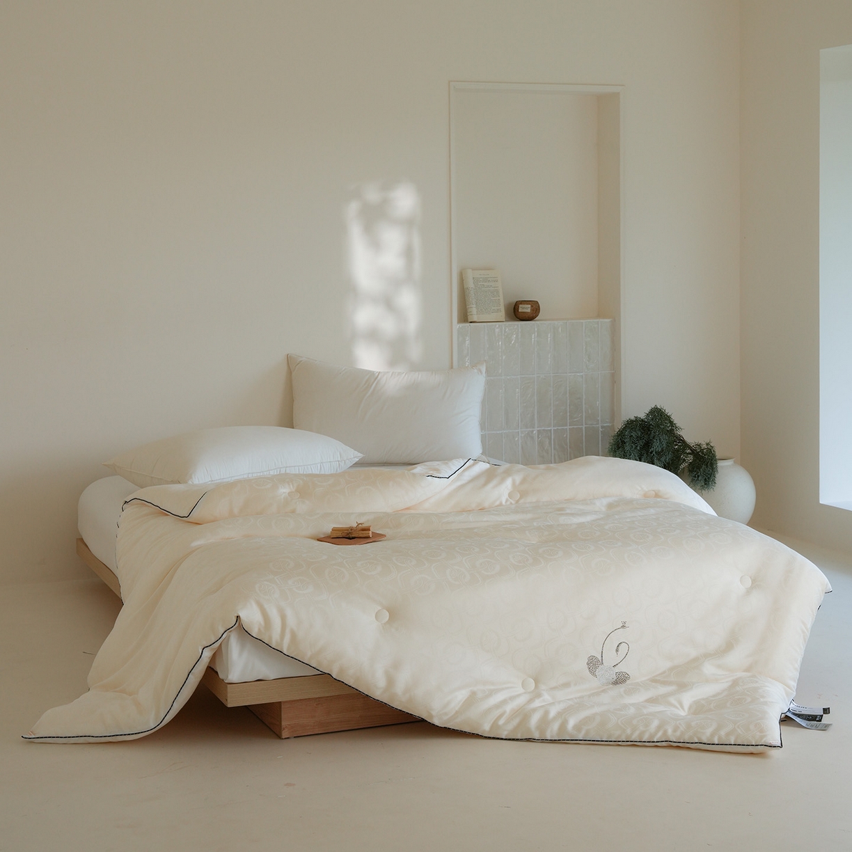 91家纺网 家纺一手货源 找家纺 （总）纯优家纺 2025新款45%大豆蛋白纤维高端天丝棉提花烫钻被子被芯-施华洛