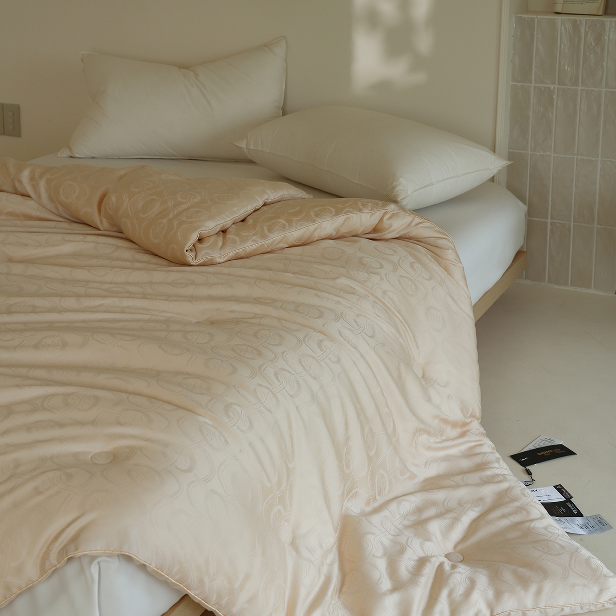 91家纺网 家纺一手货源 找家纺 纯优家纺 2025新款45%大豆蛋白纤维高端天丝棉提花烫钻被子被芯-施华洛 施华洛-香槟金