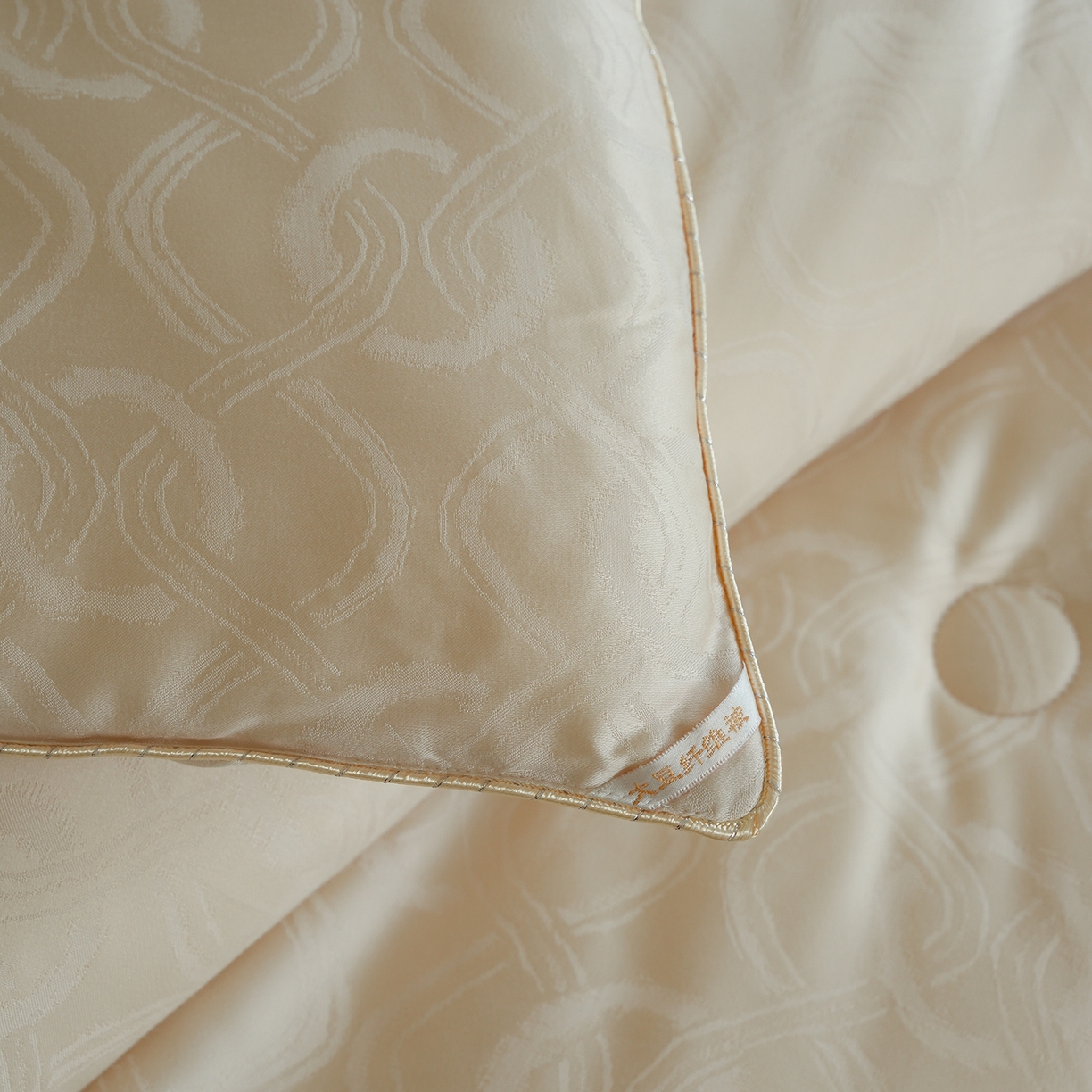 91家纺网 家纺一手货源 找家纺 纯优家纺 2025新款45%大豆蛋白纤维高端天丝棉提花烫钻被子被芯-施华洛 施华洛-香槟金