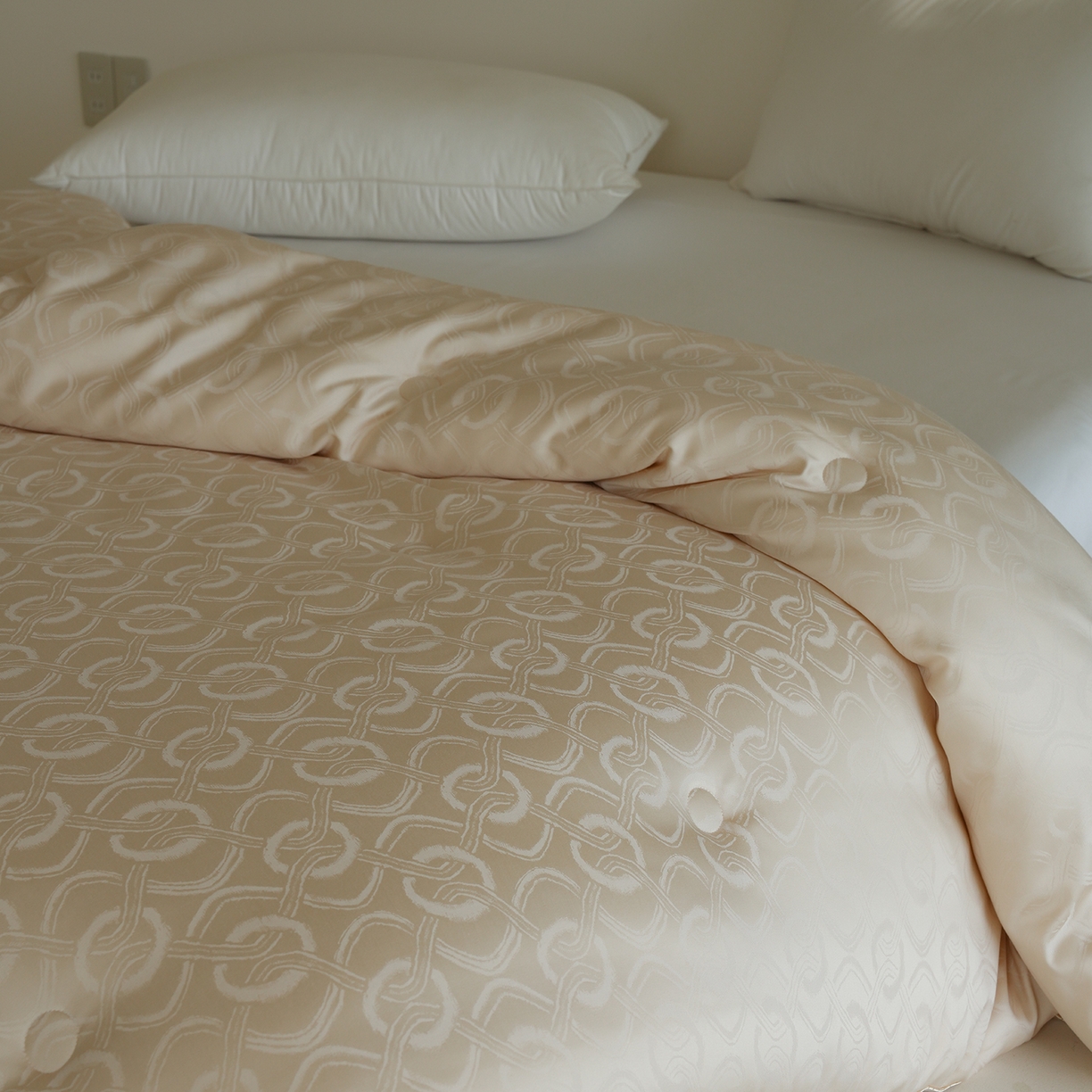 91家纺网 家纺一手货源 找家纺 纯优家纺 2025新款45%大豆蛋白纤维高端天丝棉提花烫钻被子被芯-施华洛 施华洛-香槟金