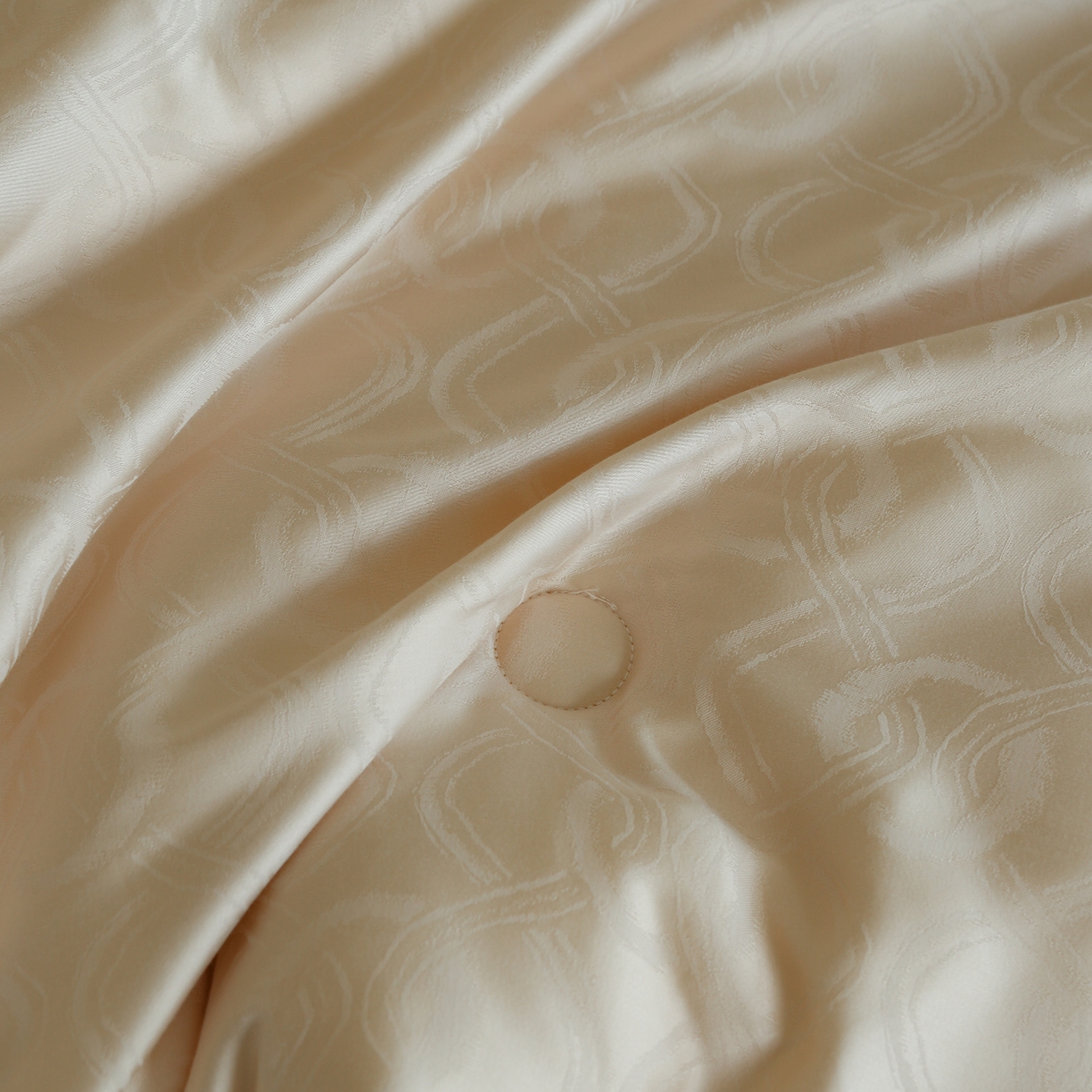 91家纺网 家纺一手货源 找家纺 纯优家纺 2025新款45%大豆蛋白纤维高端天丝棉提花烫钻被子被芯-施华洛 施华洛-香槟金