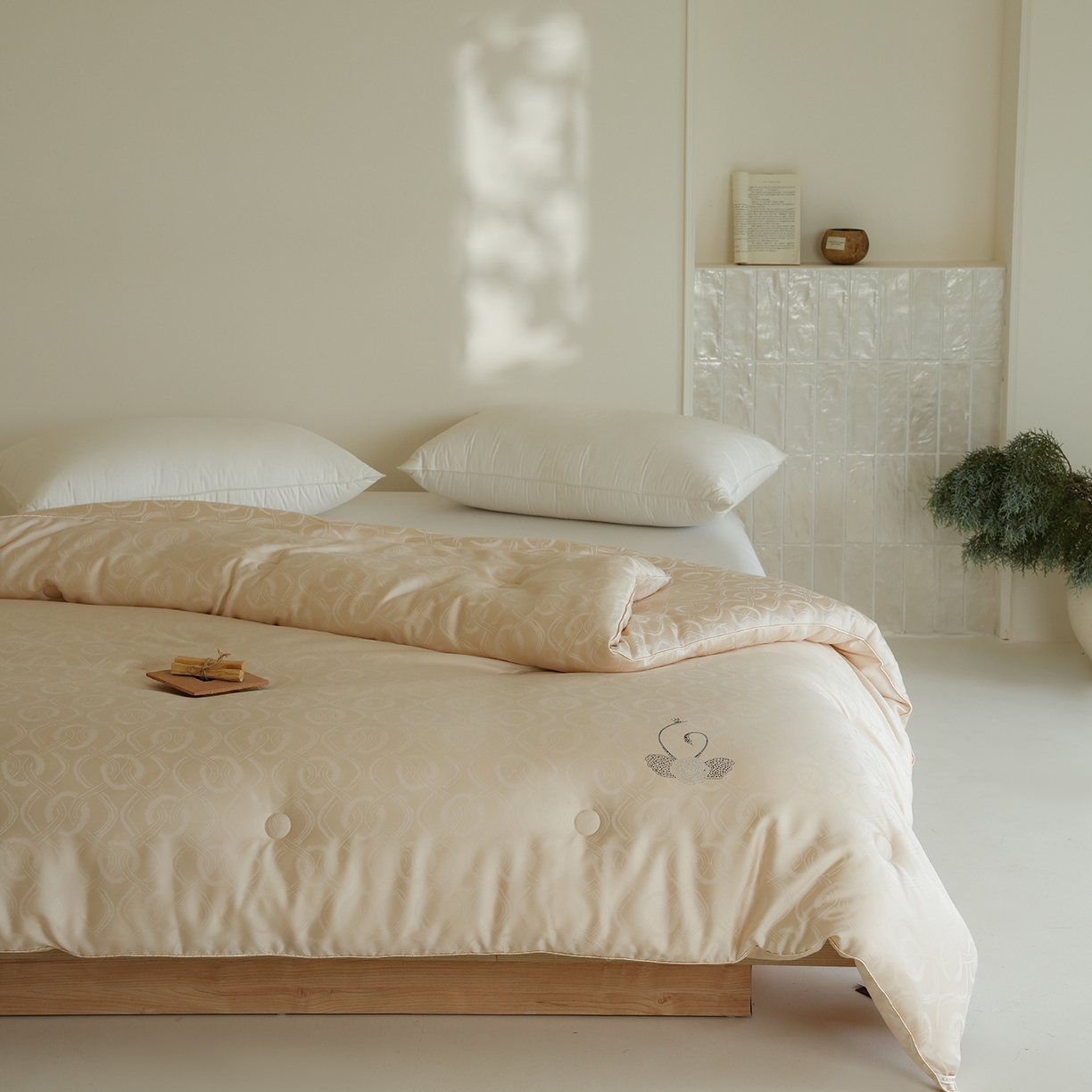 91家纺网 家纺一手货源 找家纺 纯优家纺 2025新款45%大豆蛋白纤维高端天丝棉提花烫钻被子被芯-施华洛 施华洛-香槟金