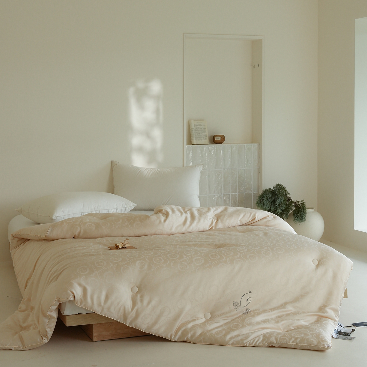 91家纺网 家纺一手货源 找家纺 纯优家纺 2025新款45%大豆蛋白纤维高端天丝棉提花烫钻被子被芯-施华洛 施华洛-香槟金