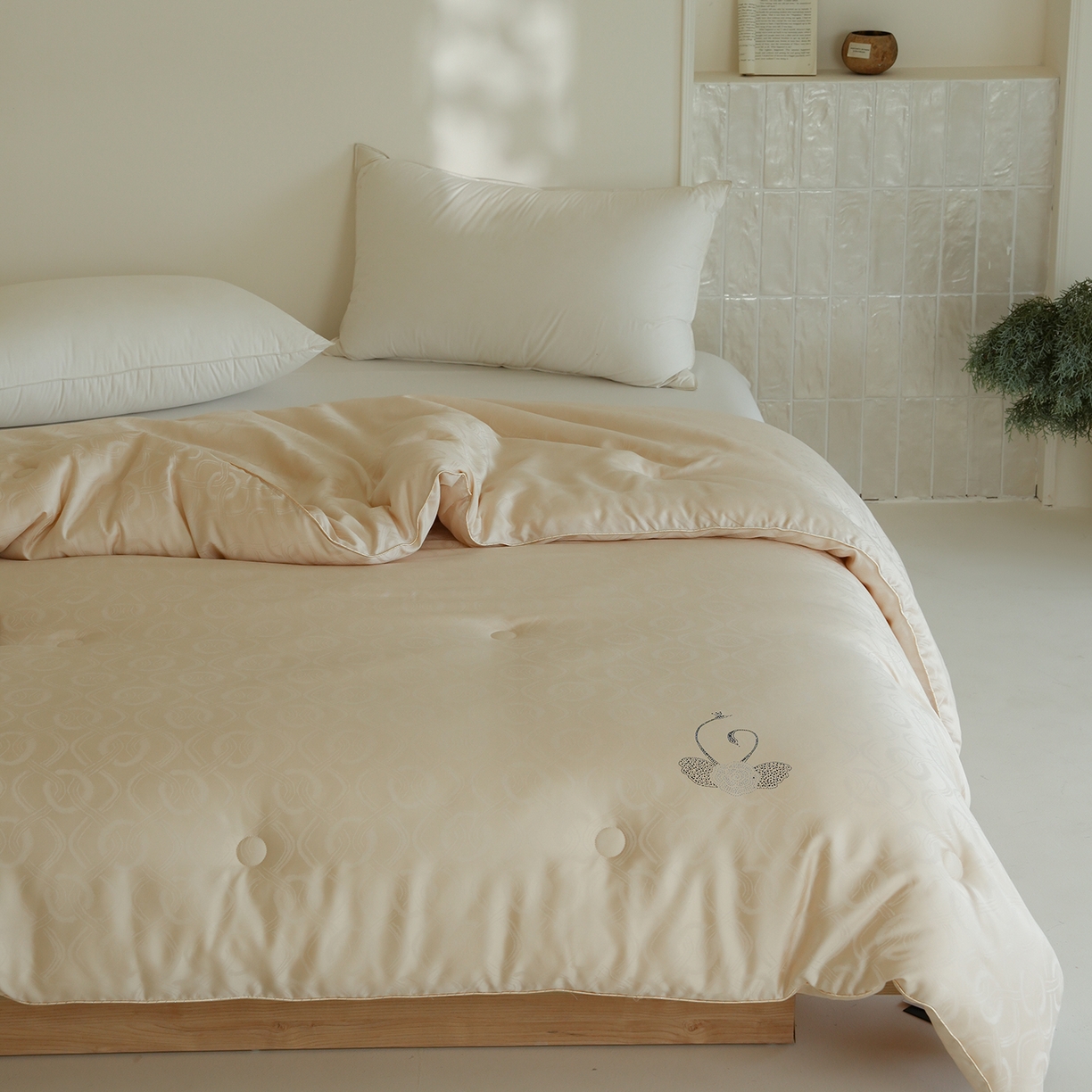 91家纺网 家纺一手货源 找家纺 纯优家纺 2025新款45%大豆蛋白纤维高端天丝棉提花烫钻被子被芯-施华洛 施华洛-香槟金