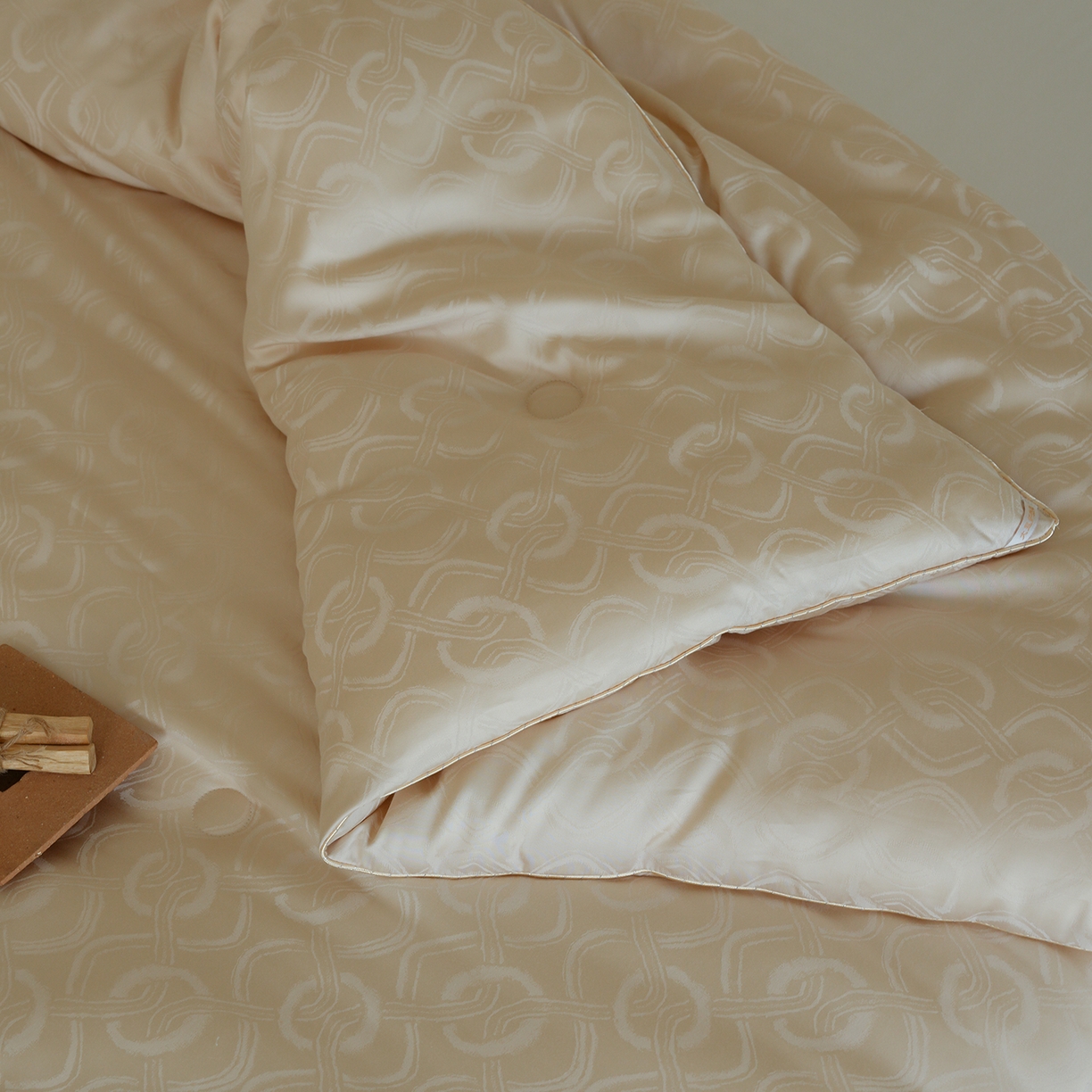 91家纺网 家纺一手货源 找家纺 纯优家纺 2025新款45%大豆蛋白纤维高端天丝棉提花烫钻被子被芯-施华洛 施华洛-香槟金