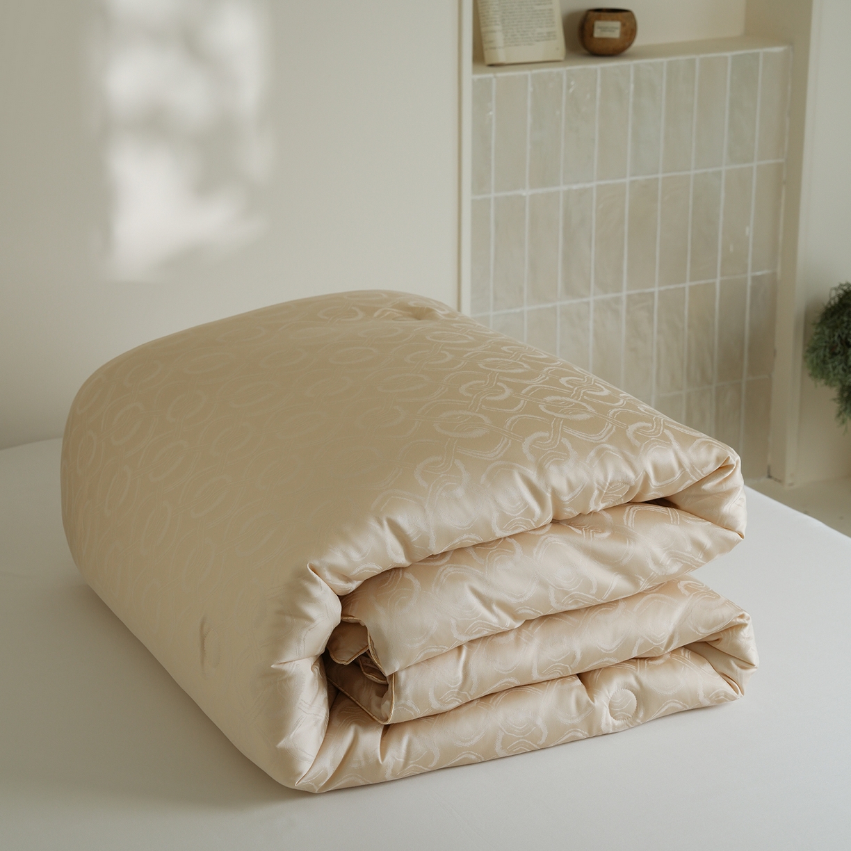 91家纺网 家纺一手货源 找家纺 纯优家纺 2025新款45%大豆蛋白纤维高端天丝棉提花烫钻被子被芯-施华洛 施华洛-香槟金