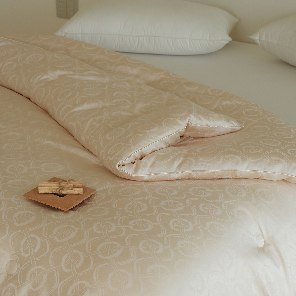 91家纺网 家纺一手货源 找家纺 纯优家纺 2025新款45%大豆蛋白纤维高端天丝棉提花烫钻被子被芯-施华洛 施华洛-香槟金