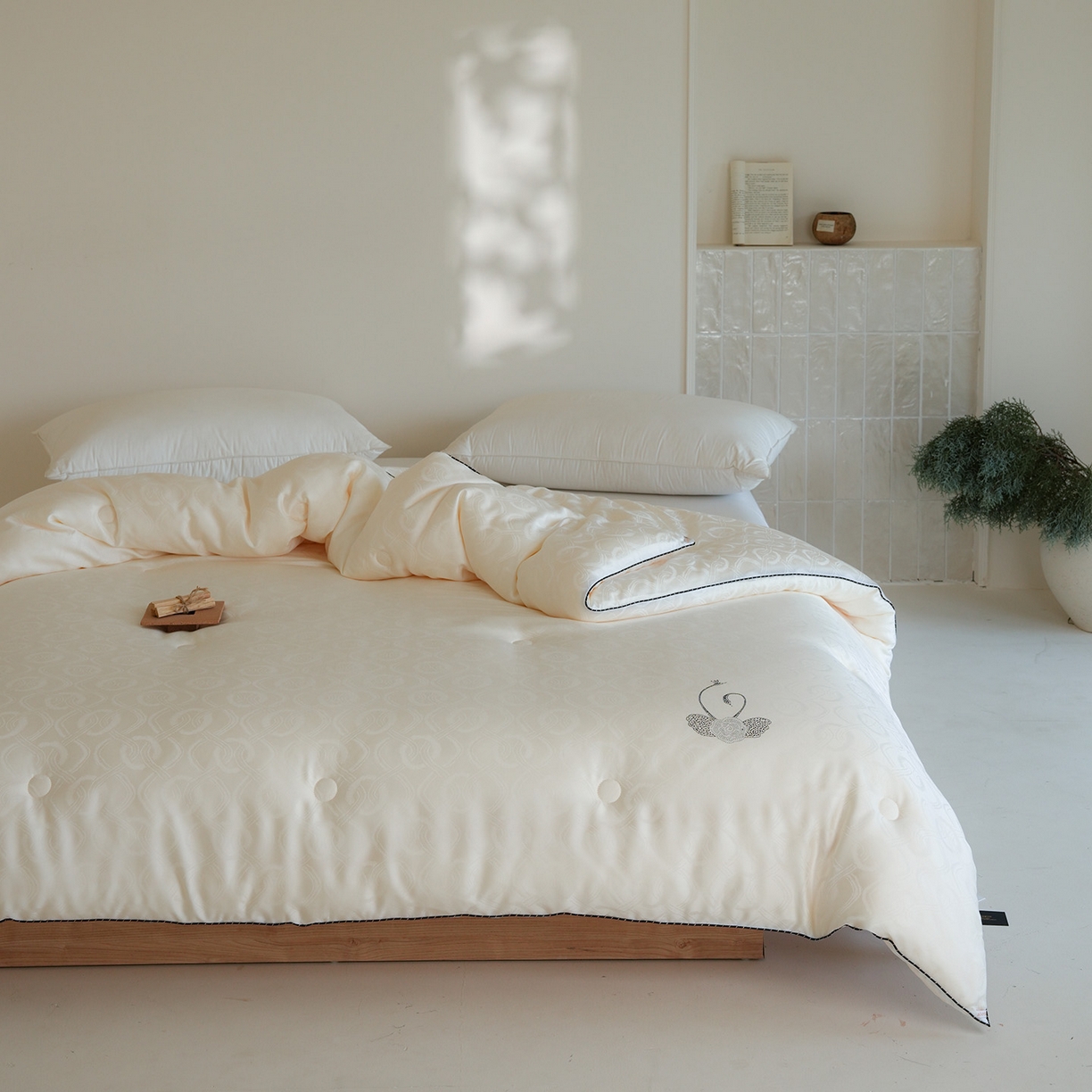 91家纺网 家纺一手货源 找家纺 （总）纯优家纺 2025新款45%大豆蛋白纤维高端天丝棉提花烫钻被子被芯-施华洛