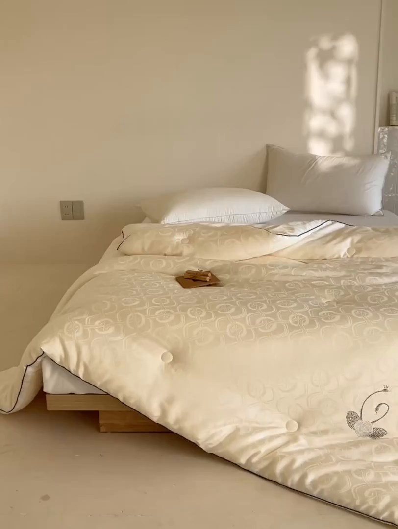 91家纺网 家纺一手货源 找家纺 纯优家纺 2025新款45%大豆蛋白纤维高端天丝棉提花烫钻被子被芯-施华洛 施华洛-香槟金