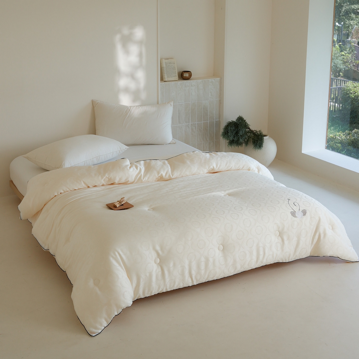 91家纺网 家纺一手货源 找家纺 纯优家纺 2025新款45%大豆蛋白纤维高端天丝棉提花烫钻被子被芯-施华洛 施华洛-白