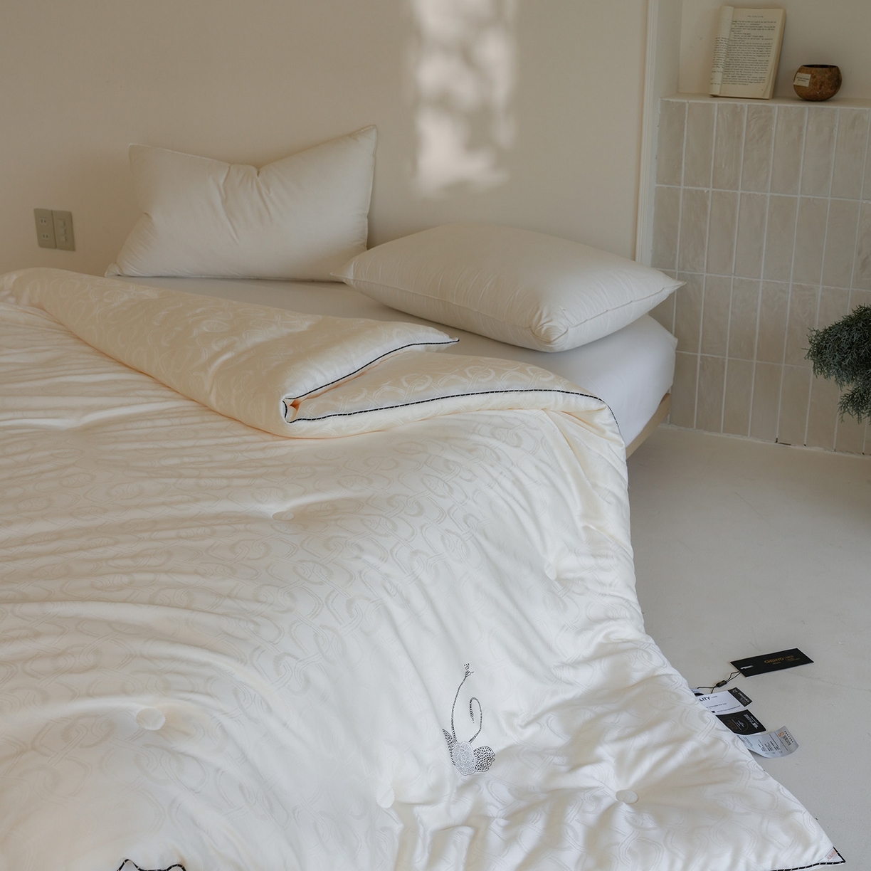 91家纺网 家纺一手货源 找家纺 纯优家纺 2025新款45%大豆蛋白纤维高端天丝棉提花烫钻被子被芯-施华洛 施华洛-白